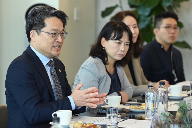 문신학 산업통상부 차관(맨 앞)은 포스코센터에서 열린 ‘2026년 철강업계 신년인사회’에 참석해 철강업계의 의견을 청취하고 정부 정책 방향을 13일 공유했다. 사진은 지난해 11월 6일 서울 강서구 LG사이언스파크에서 열린 제1차 산업기술전략대화에 참석한 문 차관. / 산업부