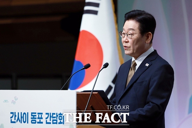 이재명 대통령이 14일(현지시간) 일본 나라현의 한 호텔에서 열린 간사이 동포 간담회에서 인사말을 하고 있다. /뉴시스