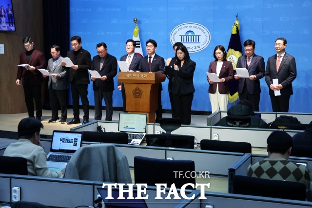 국민의힘 소장파 초재선 모임 '대안과 미래' 소속 의원들이 14일 오전 서울 여의도 국회 소통관에서 기자회견을 열고 한동훈 전 대표 제명 관련 입장표명 및 의원총회 개최를 촉구하고 있다. /뉴시스