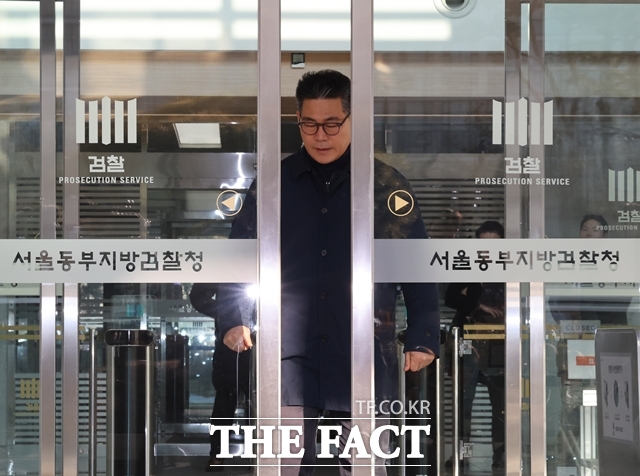 '인천세관 마약수사 외압 의혹' 합동수사단 파견이 종료되는 백해룡 경정이 14일 오전 서울 송파구 서울동부지검에서 나오고 있다. /뉴시스