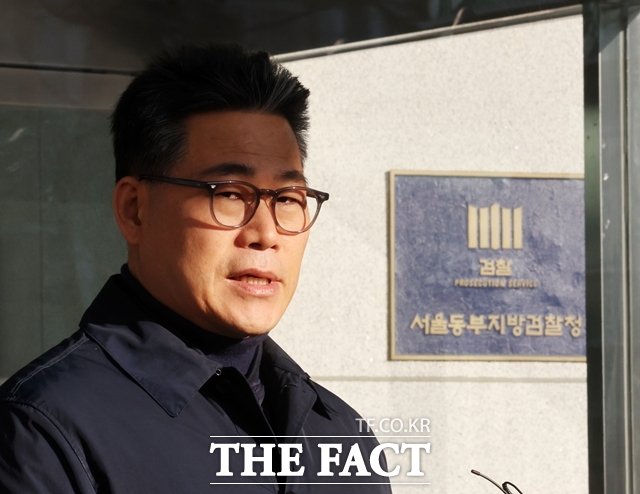 백해룡 경정이 14일 서울 송파구 서울동부지검 앞에서 세관 마약수사 외압 의혹 합동수사단 파견 종료에 대한 소회를 밝히고 있다. /뉴시스