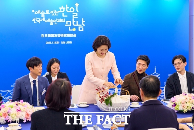 영부인 김혜경 여사가 13일(현지시간) 일본 나라현의 한 호텔에서 열린 재일 한국계 예술인 간담회에서 참석자들에게 직접 만든 전통 한과를 나눠주고 있다. /뉴시스