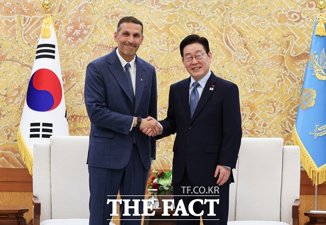 이재명 대통령이 15일 오전 청와대에서 칼둔 칼리파 알-무바락 아랍에미리트연합(UAE) 아부다비 행정청장을 접견하고 기념촬영을 하고 있다. /뉴시스