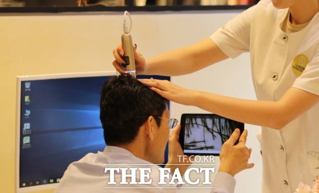 기존 남성호르몬 억제 중심의 탈모 치료 한계를 넘어 차세대 탈모 치료제 개발 경쟁이 본격화하고 있다. 사진은 한 남성이 모발관리를 받고 있는 모습. /뉴시스