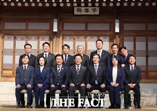 이재명 대통령이 16일 오후 청와대 상춘재에서 열린 정당 지도부 초청 오찬에서 참석자들과 기념촬영을 하고 있다. /뉴시스