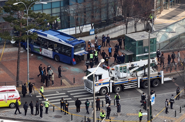 16일 경찰과 소방당국에 따르면 이날 오후 1시30분께 서울 서대문구 서대문역사거리에서 발생한 사고로 버스운전자 1명을 포함한 13명이 부상을 입었다. 이중 2명은 중상을 입은 것으로 파악됐다. /뉴시스