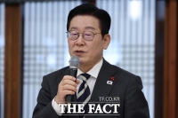  정당 대표단 만난 李 