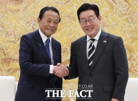  아소 전 총리 만난 李 