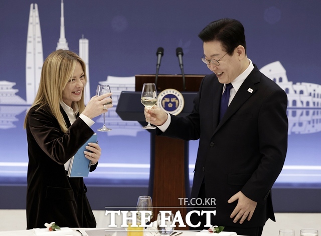 이재명 대통령과 조르자 멜로니 이탈리아 총리가 19일 청와대에서 열린 정상회담 뒤 공식오찬에서 건배를 하고 있다. /뉴시스