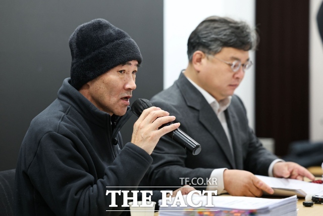 '서해 피격' 공무원 유족 이래진씨(왼쪽)와 법률대리인 김기윤 변호사가 19일 서울 서초구 한 사무실에서 기자회견을 열고 발언하고 있다./뉴시스