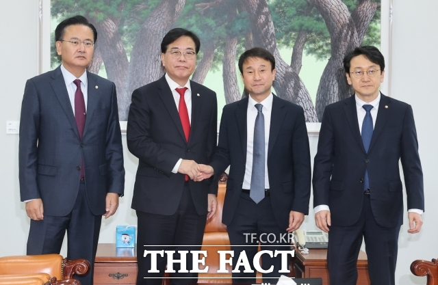 한병도 더불어민주당 원내대표와 송언석 국민의힘 원내대표가 19일 오후 서울 여의도 국회 운영위원장실에서 열린 여야 원내대표 회동에서 악수를 하고 있다. (왼쪽부터) 유상범 원내운영수석부대표, 송 원내대표, 한 원내대표, 천준호 민주당 원내운영수석부대표. /뉴시스