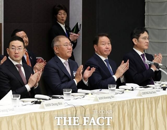 이재용 삼성전자 회장(오른쪽부터), 최태원 SK그룹 회장, 정의선 현대차그룹 회장, 구광모 LG그룹 회장 등 주요 그룹 총수들이 올해 다보스포럼에도 참석하지 않을 것으로 예상된다. /뉴시스