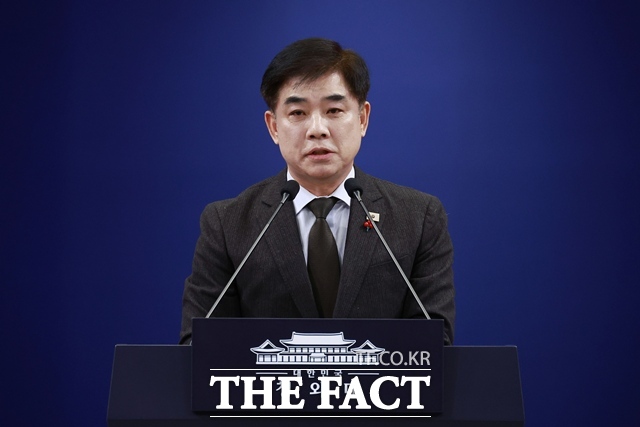 김병욱 청와대 정무비서관은 19일 사퇴를 공식 발표했다. 김 비서관이 12일 청와대에서 이재명 대통령 정당 지도부 오찬 간담회 일정 관련 브리핑을 하고 있다. /뉴시스