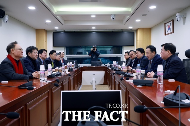 국민의힘 이성권 등 '대안과 미래' 모임 의원들이 20일 서울 여의도 국회 의원회관에서 열린 '대안과 미래' 정기 모임에서 대화를 나누고 있다. /뉴시스