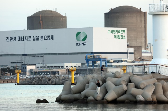 기후에너지환경부는 ‘방사성폐기물 관리법’ 시행령 일부 개정안이 국무회의에서 의결돼 오는 27일부터 시행된다고 밝혔다. 사진은 지난해 11월 13일 고리원전 2호기(오른쪽). / 뉴시스