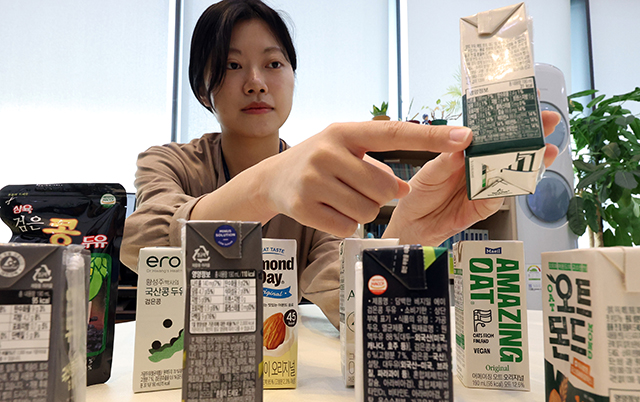 한국소비자원 관계자가 20일 세종시 정부세종청사에서 식물성 음료 품질시험 결과, 검은콩 두유는 단백질 함량이 높고 아몬드 음료는 지방 함량이 적은 것으로 나타났다고 밝히고 있다./뉴시스