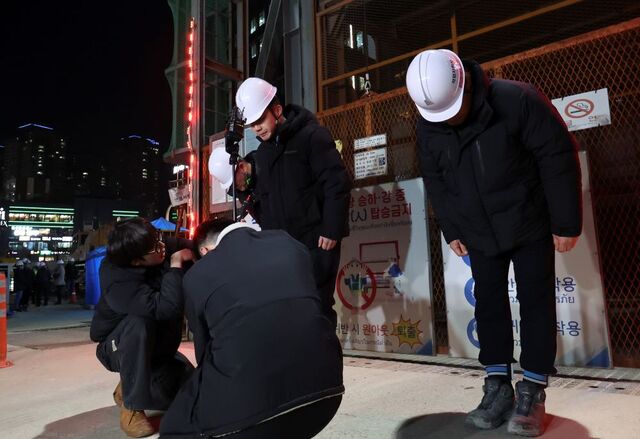 고용노동부는 포스코이앤씨 본사와 전국 현장을 대상으로 산업안전보건감독을 실시한 결과 법 위반 사항 403건을 적발했다고 20일 밝혔다. 사진은 지난해 12월 18일 송치영(가운데) 포스코이앤씨 사장이 서울 여의도역 신안산선 공사 사고현장에서 사과문을 발표하고 있는 모습. / 뉴시스