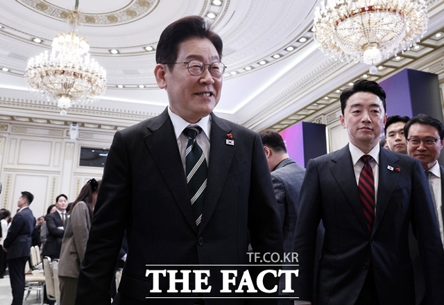 이재명 대통령이 21일 청와대 영빈관에서 가진 2026년 신년 기자회견을 마치고 이동하고 있다. /뉴시스