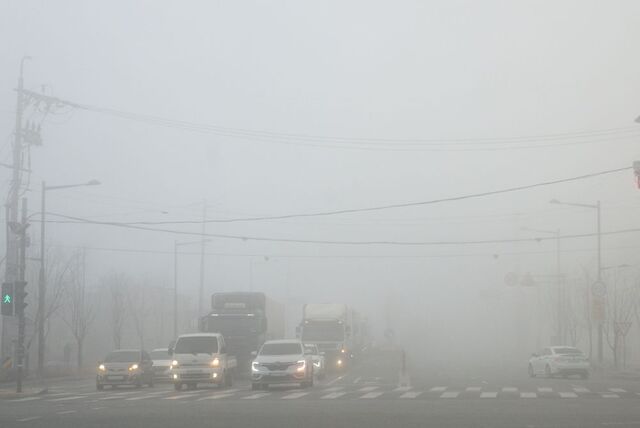 기후에너지환경부는 초미세먼지 기준 강화와 사업장·생활 주변 오염원 관리 강화를 골자로 한 대기환경 분야 주요 업무계획을 21일 공개했다. 사진은 지난 16일 전주시 온고을로에 쌓인 미세먼지. / 뉴시스