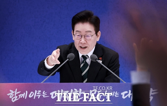 이재명 대통령이 21일 청와대 영빈관에서 열린 신년 기자회견에서 취재진의 질문을 받고 있다. /뉴시스