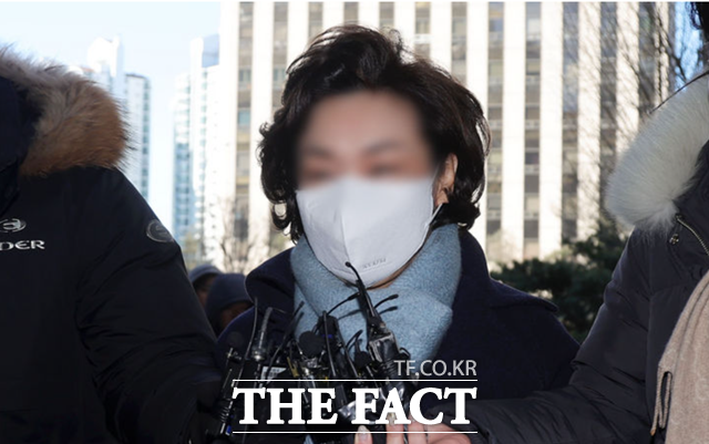 김병기 무소속 의원의 공천헌금 수수 과정에 관여하고, 동작구의원의 업무추진비 법인카드를 사적으로 유용한 의혹을 받는 김 의원 배우자 이모 씨가 22일 경찰에 출석했다. /뉴시스