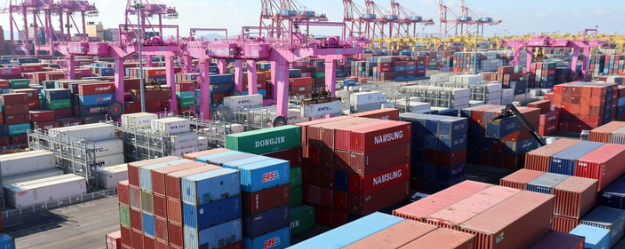 무역위원회는 22일 제468차 무역위원회를 열고 중국산 단일모드 광섬유 덤핑조사 사건에 대해 최종 긍정판정을 내리고, 43.35%의 덤핑방지관세 부과를 재정경제부 장관에게 건의하기로 의결했다. 사진은 지난 21일 인천 연수구 인천신항 컨테이너 터미널. / 뉴시스