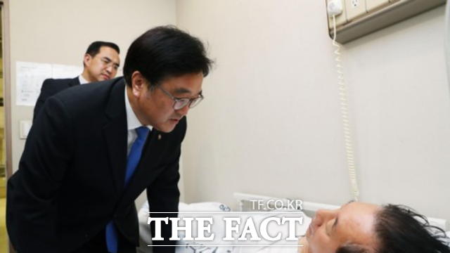 현재 국회에는 정치적 동료의식이 사라졌다는 평가가 나온다. 사진은 2018년 5월 드루킹 특검 촉구 단식농성을 벌이다 서울 여의도 한 병원 응급센터로 이송된 김성태 자유한국당 원내대표를 방문한 우원식 더불어민주당 원내대표. /뉴시스