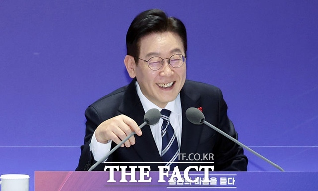 이재명 대통령이 23일 울산전시컨벤션센터에서 열린 울산의 마음을 듣다 타운홀미팅에서 미소를 짓고 있다. /뉴시스