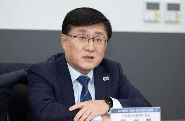 김성환 기후에너지환경부 장관은 제11차 전기본에 포함된 신규 원전 건설을 계획대로 진행하겠다고 26일 밝혔다. 사진은 지난 15일 서울 종로구 정부서울청사에서 열린 기후위기 대응 및 에너지전환 부문 기술개발 협력 정책 간담회에 참여한 김 장관. / 기후부