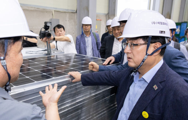 기후에너지환경부는 올해 지속가능한 탈탄소 순환경제사회 실현을 위한 자원순환국 주요업무 추진계획을 26일 공개했다. 사진은 지난해 9월 전북 전주시에 있는 석청코리아를 방문해 태양광 폐패널 재활용 현황을 점검하고 있는 김성환 기후부 장관. / 기후부