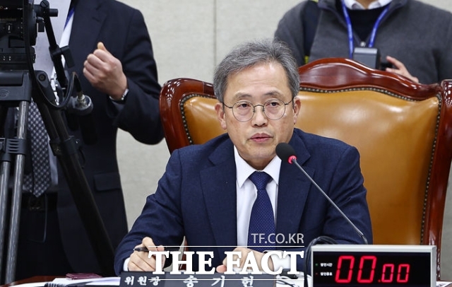 더불어민주당 소속 송기헌 국회 정치개혁특별위원장이 26일 오후 서울 여의도 국회 정개특위 전체회의에서 발언하고 있다. /뉴시스