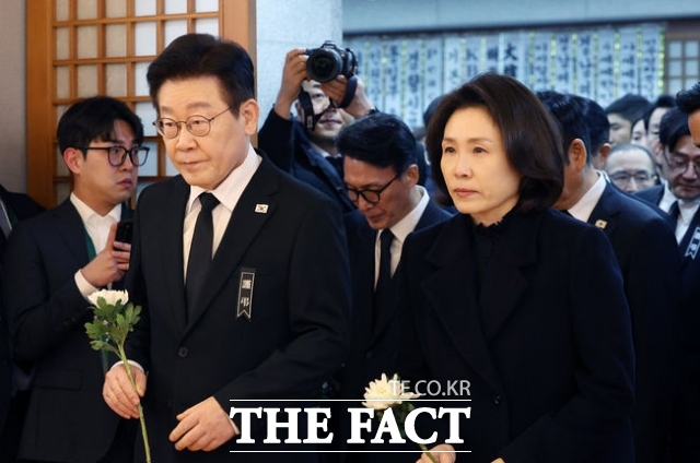 이재명 대통령과 영부인 김혜경 여사가 27일 서울 종로구 서울대병원 장례식장에 마련된 고(故)이해찬 민주평화통일자문회의 수석부의장 빈소를 찾아 조문하고 있다. /뉴시스