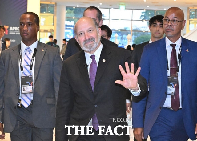 하워드 러트닉 미국 상무장관이 지난해 10월 경북 경주시 경주예술의전당에서 열린 한미 비즈니스 라운드 테이블에 참석하고 있다. /뉴시스