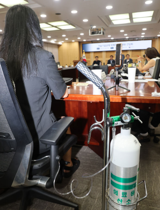 기후에너지환경부는 27일 올해 환경보건 분야 업무계획을 공개하며 △환경피해 사후구제 대책 실효성 강화 △화학물질 사고 재발방지를 위한 관리체계 혁신 △쾌적하고 안전한 사회 실현을 중점 추진과제로 제시했다. 사진은 지난해 8월 6일 서울 여의도 국회 의원회관에서 열린 가습기살균제 피해자단체 대표 간담회. / 뉴시스