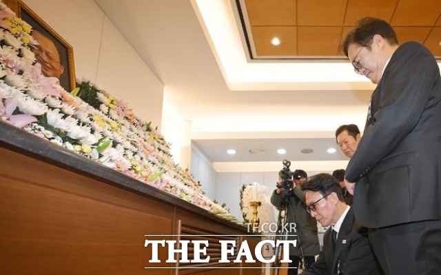 우원식(오른쪽부터) 국회의장, 김민석 국무총리, 정청래 더불어민주당 대표가 27일 오전 서울 종로구 서울대학교병원 장례식장에 마련된 고(故) 이해찬 전 국무총리 빈소에서 조문하고 있다. /뉴시스