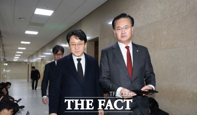 천준호(가운데) 더불어민주당 원내운영수석부대표와 유상범(오른쪽) 국민의힘 원내운영수석부대표가 28일 서울 여의도 국회에서 회동을 위해 운영위원장실로 향하고 있다. /뉴시스