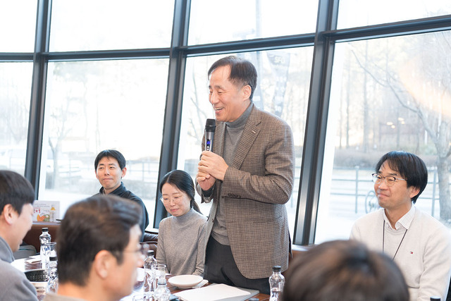 장영진 한국무역보험공사(무보) 사장은 28일 정부세종청사 인근에서 신년 기자간담회를 열고 글로벌 통상 위기 돌파를 위해 지난해에 이어 올해도 역대 최대 규모인 275조원의 무역보험을 지원하겠다고 말했다. / 무보