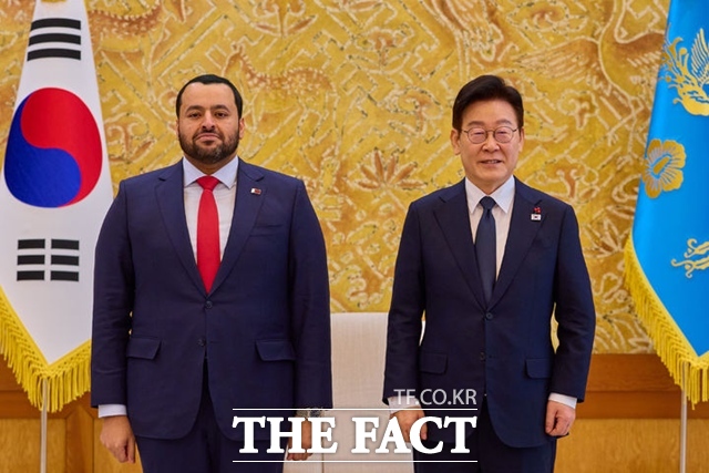 이재명 대통령이 28일 청와대에서 모하메드 빈 압둘아지즈 알-쿨라이피 카타르 국왕 특사를 접견하고 기념촬영을 하고 있다. /뉴시스