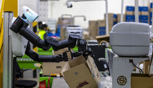 지난 10일 경기 군포시 CJ대한통운 스마트풀필먼트센터에서 AI 휴머노이드 로봇이 완충재 보충, 박스 적재 등 포장 작업을 하고 있다. / 뉴시스