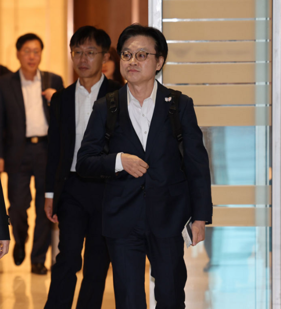 산업통상부는 김정관 장관이 캐나다 방문 일정을 마치고 미국 워싱턴 D.C로 향했다고 29일 밝혔다. 사진은 지난해 10월 22일 한미 관세협상 후속 협의를 위해 미국으로 출국하고 있는 김 장관. / 뉴시스