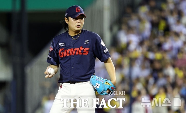 롯데 자이언츠 투수 정철원이 결혼 한 달 만에 이혼 소송 중인 사실을 밝혔다. 이에 앞서 정철원의 아내는 SNS를 통해 부부 간 갈등을 폭로했다. /뉴시스