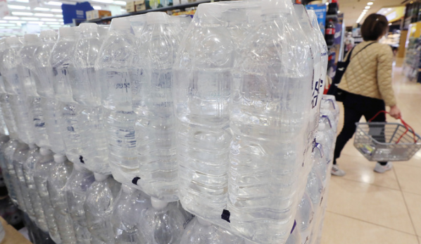 기후에너지환경부는 서울 중구 대한상공회의소에서 농협경제지주·이마트·롯데쇼핑 롯데마트사업부 등 대형마트 3사, 대한상공회의소, 한국체인스토어협회와 ‘먹는샘물 무라벨 제품 확산 업무협약’을 29일 체결했다. 사진은 서울 한 대형마트에서 판매되는 생수. / 뉴시스