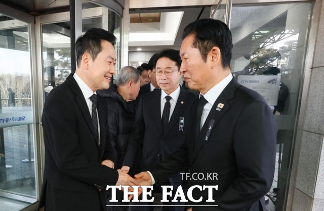 정청래 더불어민주당 대표(오른쪽)가 30일 오전 서울 종로구 서울대학교병원 장례식장에 마련된 고(故) 이해찬 전 국무총리의 빈소에서 조문을 마친 장동혁 국민의힘 대표를 배웅하고 있다./뉴시스