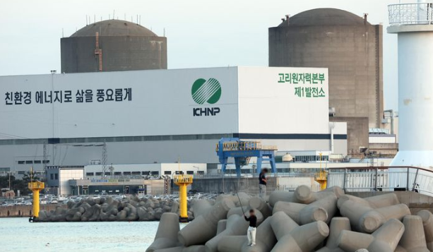 한국수력원자력은 제11차 전력수급기본계획에 반영된 신규원전 부지 선정을 위해 후보 부지 유치공모를 30일 시작했다. 사진은 지난해 11월 13일 부산 기장군의 한 마을에서 바라본 고리원전 2호기(오른쪽). / 뉴시스