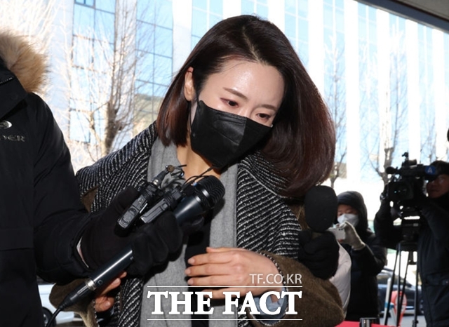 김병기 무소속 의원을 둘러싼 각종 의혹의 핵심 인물로 지목된 이지희 서울 동작구의원이 30일 2차 경찰 조사를 마치고 약 7시간30분 만에 귀가했다. /뉴시스