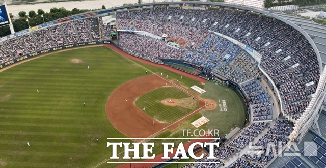 야구는 정적인 스포츠다. 여백의 시간이 많다. 그래서 팬들이 비집고 들어갈 공간이 넓다. 지난해 사상 최초로 1200만 명 관중을 돌파했다. /뉴시스