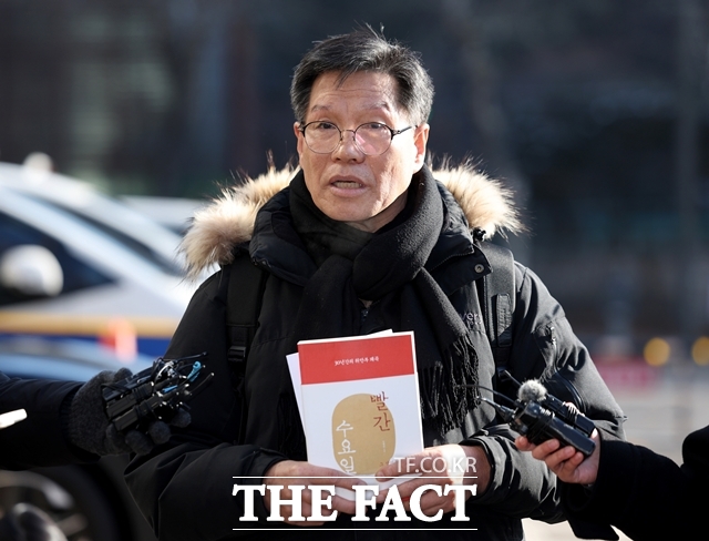 일본군 위안부 피해자를 모욕하고 허위 사실을 유포한 혐의를 받는 극우 성향 시민단체 대표에 대한 구속영장실질심사가 오는 20일 열린다. 김병헌 위안부법폐지국민행동 대표가 지난달 3일 서울 서초경찰서에 피의자 신분으로 출석하고 있다. /뉴시스