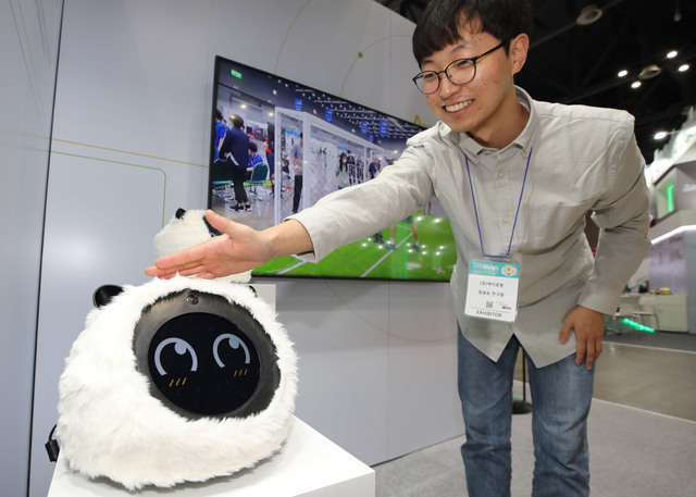 국가기술표준원은 경제관계장관회의에서 KS 인증 취득 주체 확대와 불법 인증 차단, 풍력 맞춤형 인증 도입을 골자로 한 ‘KS 인증제도 개편방안’을 관계부처 합동으로 4일 발표했다. 사진은 반려로봇. / 뉴시스