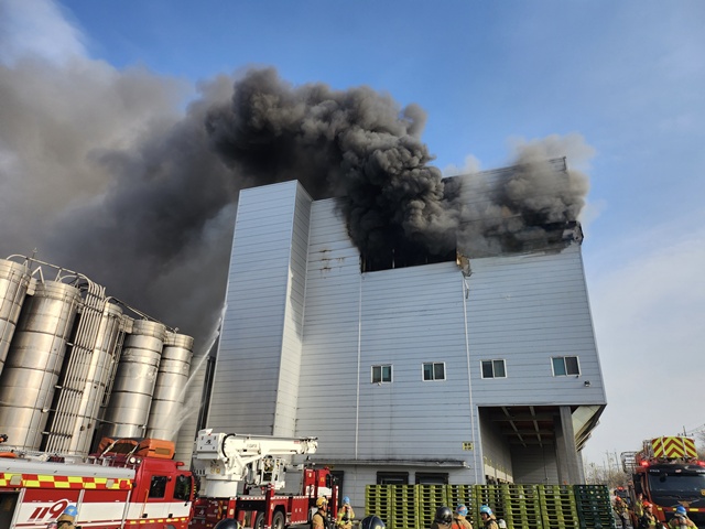 3일 오후 2시59분쯤 경기 시흥시 정왕동 SPC삼립 시화공장에 불이 나 소방당국이 진화에 나섰다. /경기도소방재난본부