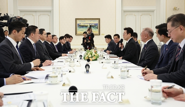 이재명 대통령이 10대 그룹 총수들을 향해 지방 투자 확대와 청년 일자리 창출을 당부하고 있다. /뉴시스